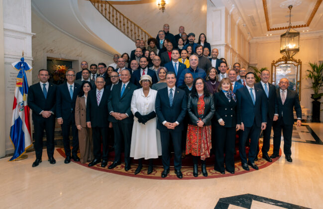 Miembros de la prensa y ejecutivos de la entidad bancaria participaci&oacute;n en el encuentro en el cual se resalt&oacute; el liderazgo del Banco Popular en el financiamiento del turismo dominicano.
