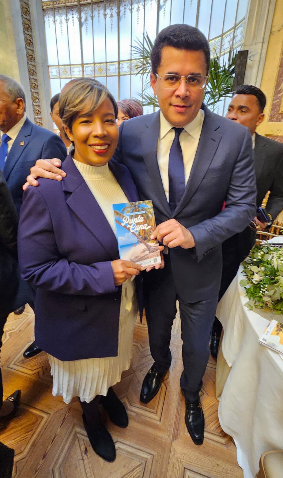 Milka Hernández entrega al ministro de turismo dominicano, David Collado, un ejemplar de la Guía Turística de Puna Cana