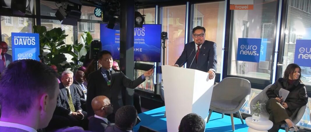 Momento en que el primer ministro de Mongolia, G. Zandanshatar, expone en la cumbre sobre turismo e inversión en Davos 2026