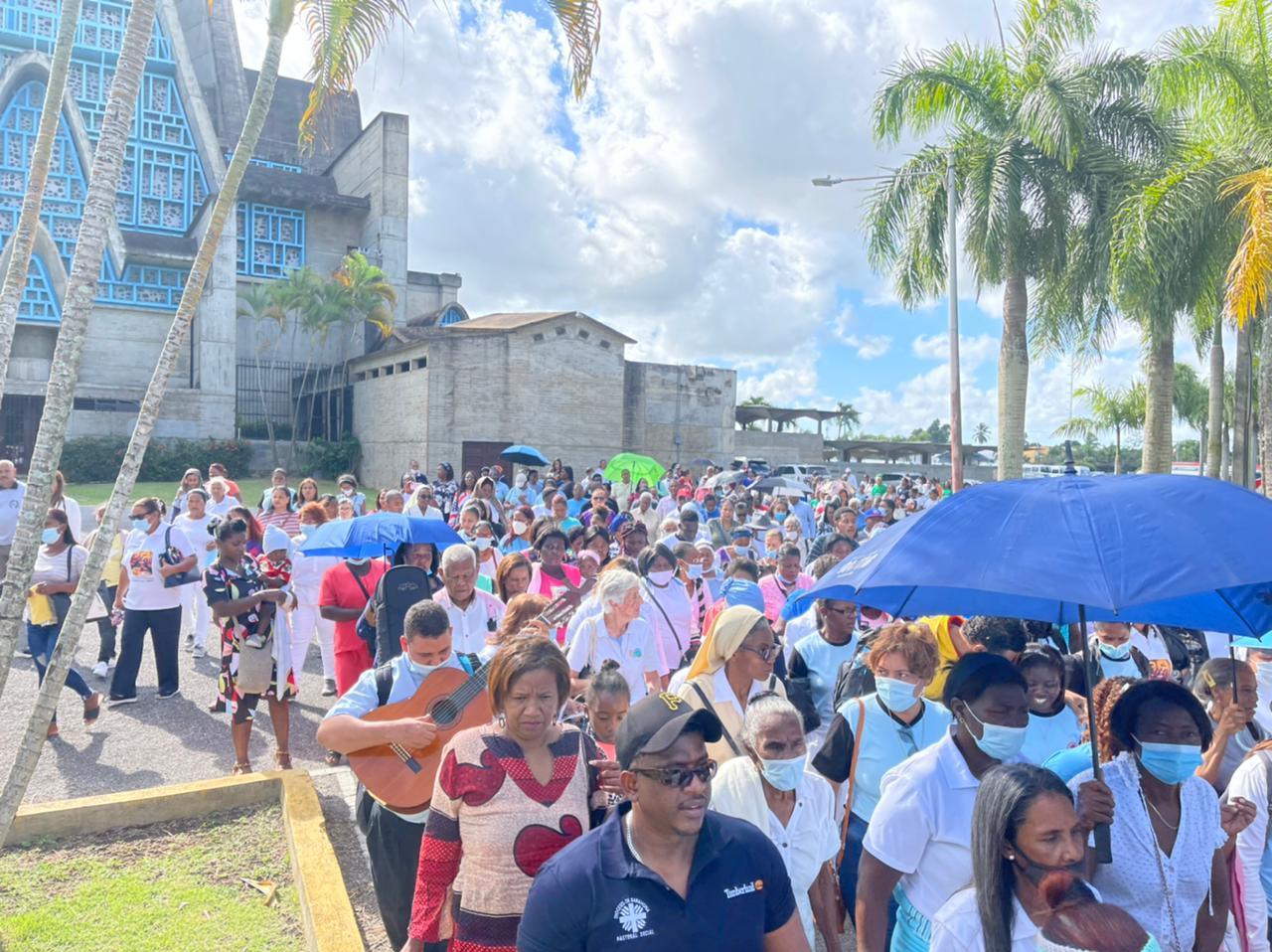 Momento de un peregrinaje popular que cada año se produce hacia Higüey para visitar el principal templo mariano de República Dominicana