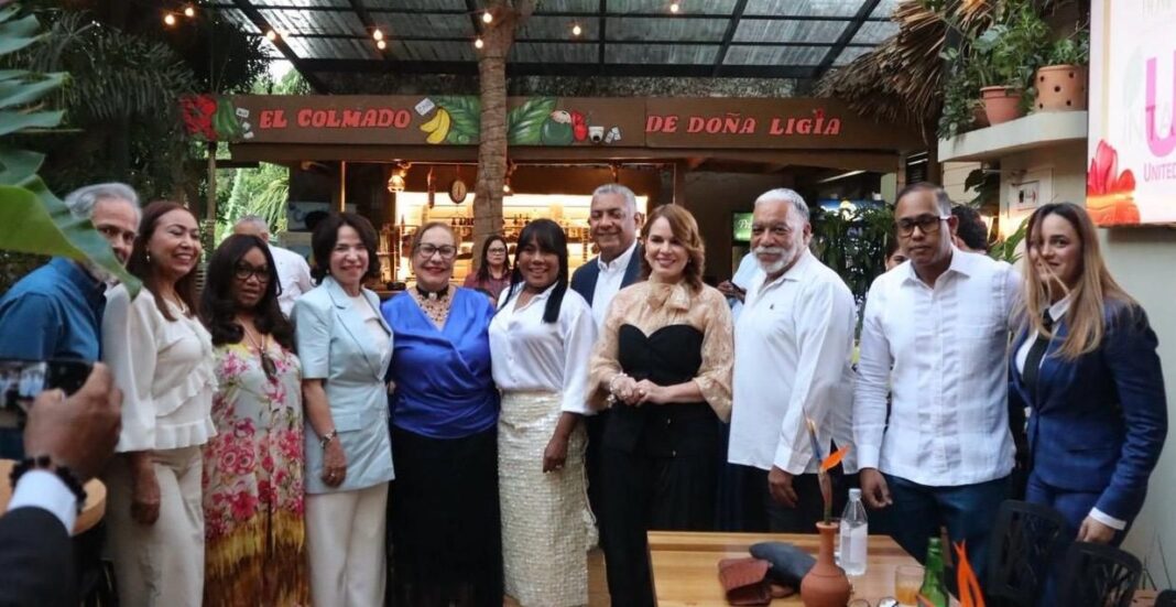 Momento en que ejecuivos del restaurant Pa’ Stela junto a personalidades invitadas anunciaron la celebración del Mes de la Dominicanidad con sabor, arte, turismo y tradición.