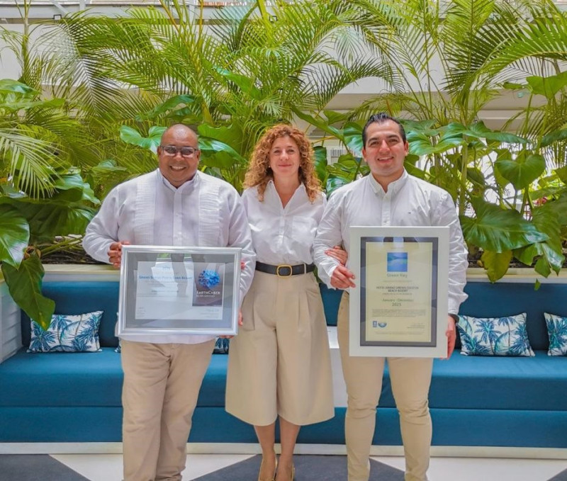 Pedro Doñé, Vanessa Costa y Carlos Batani muestran los reconocimientos obtenidos por el Gran Sirenis Punta Cana como nuevos impulsos al turismo dominicano.
