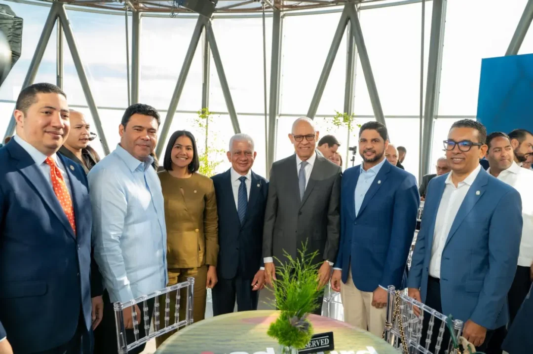 Parte de las personalidades reconocidas por la Asociación Dominicana de Turismo Deportivo (Adoturd) entre ellos el presidente del Senado, Ricardo de los Santos, el senador de San Cristóbal y otras personalidades distinguidas.