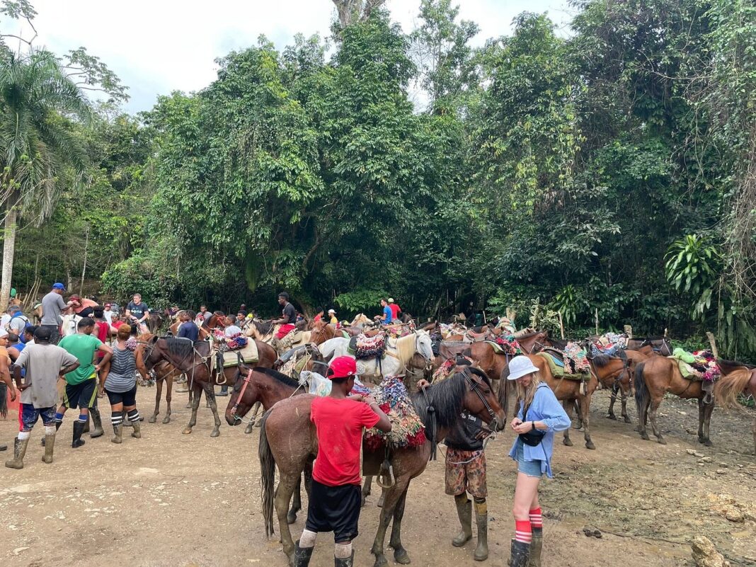 Turistas se preparan para visitar el Salto del Limón en Samaná