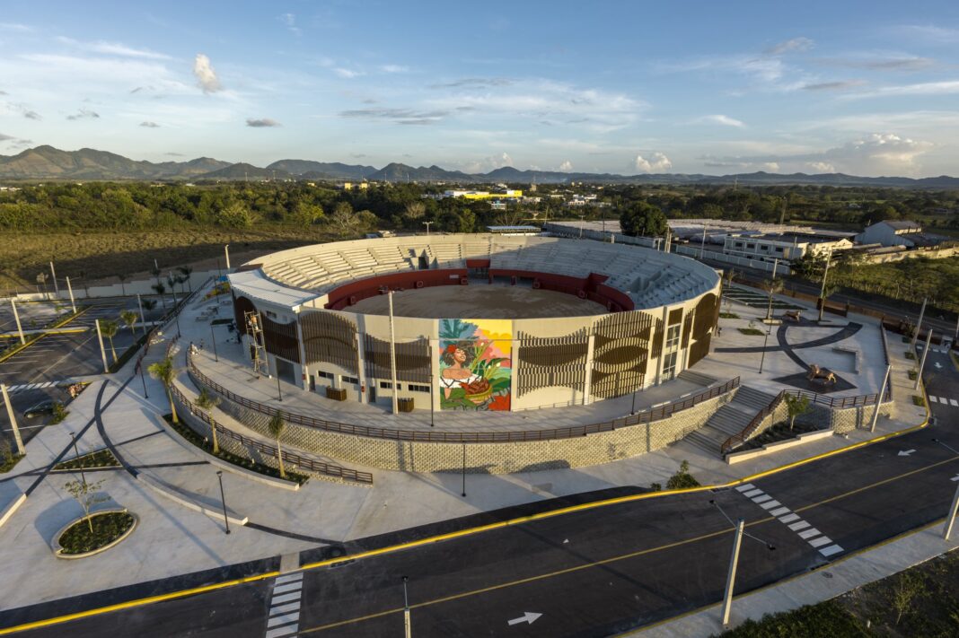 Vista aérea de la Plaza Multiuso Seibana inaugurada este viernes por el presidente de la República, el ministro de Turismo y autoridades municipales y provinciales de El Seibo. 2