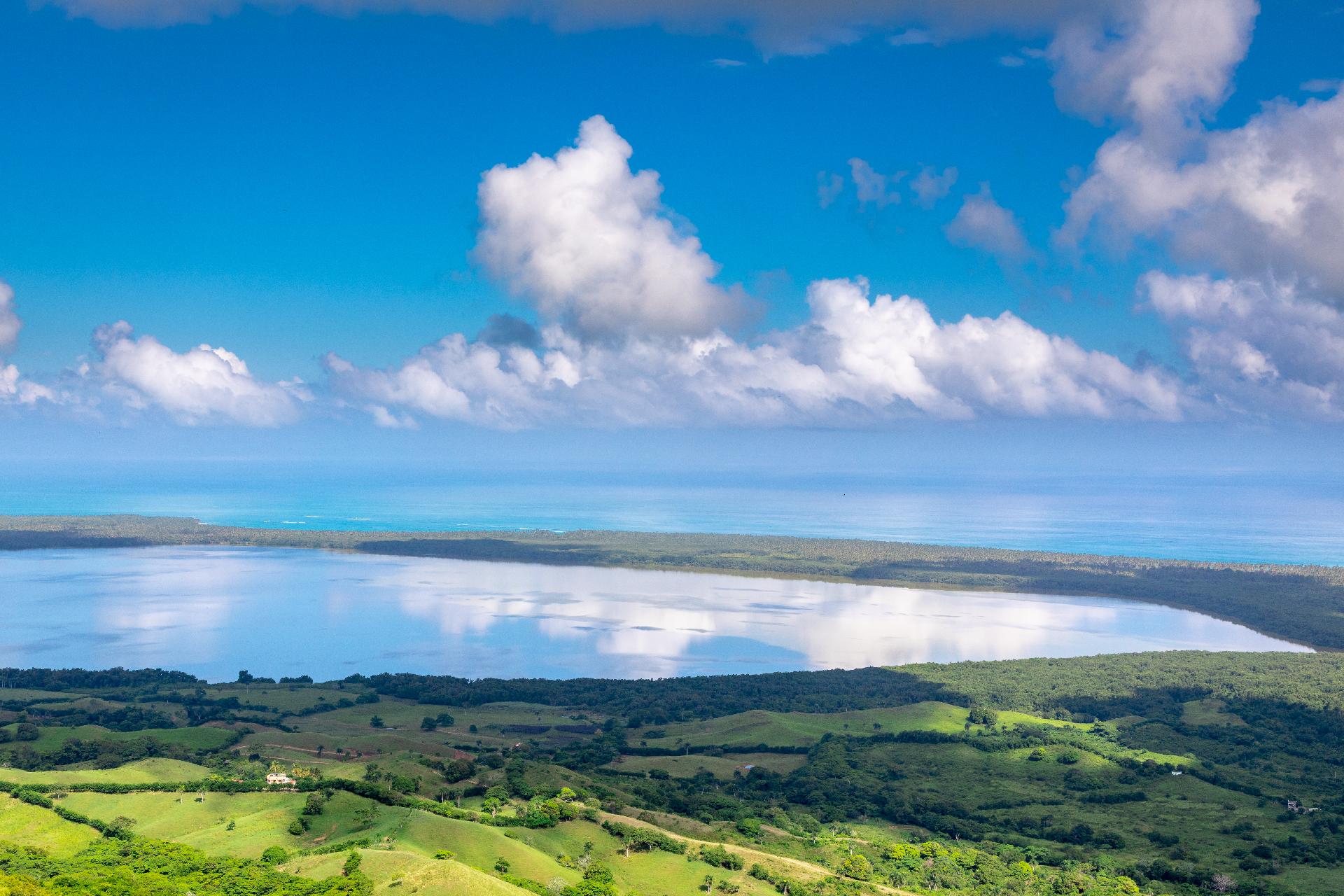 Vista de la Laguna Redonda y las costas que dominan este paisaje propio de Miches