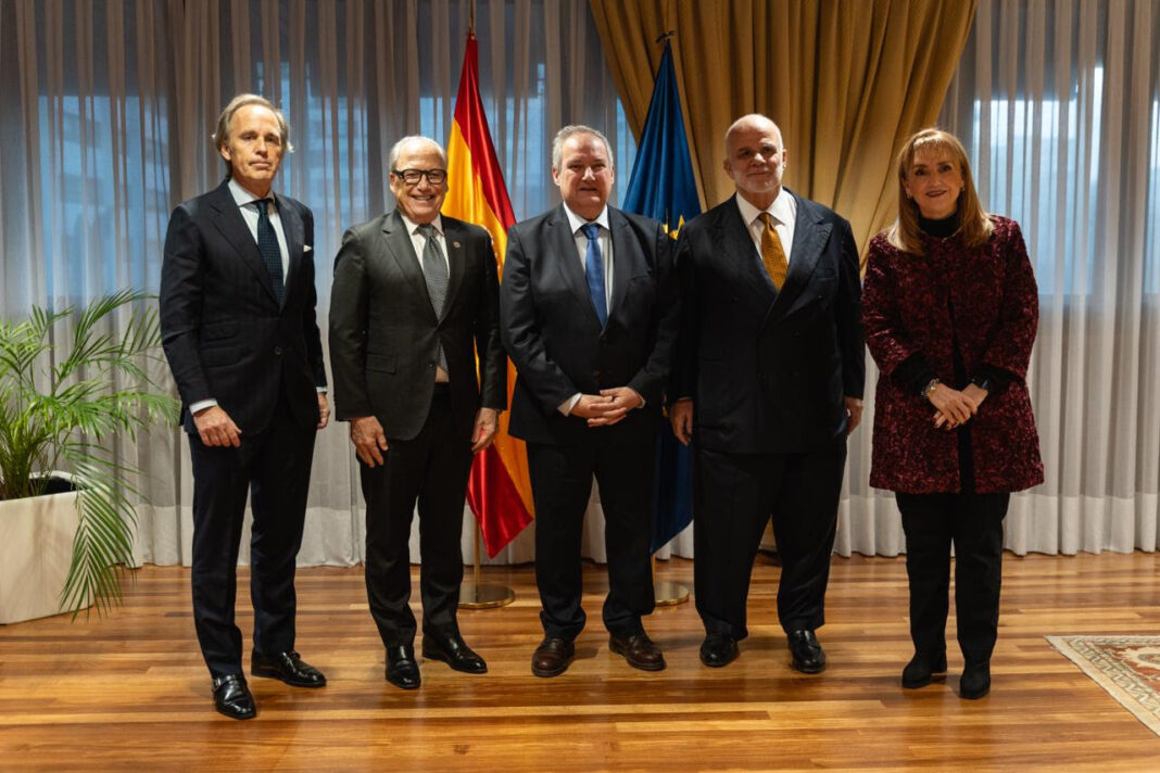 Ejecutivos del WTTC junto a autoridades del gobienro español durante el encuentro en Madrid.