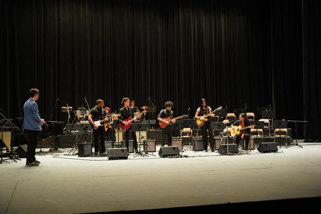 Un momento del concierto de los estudiantes participantes en la sala Carlos Piantini del Teatro Nacional Eduardo Brito durante el acto de clausura de una intensa semana de formación musical.