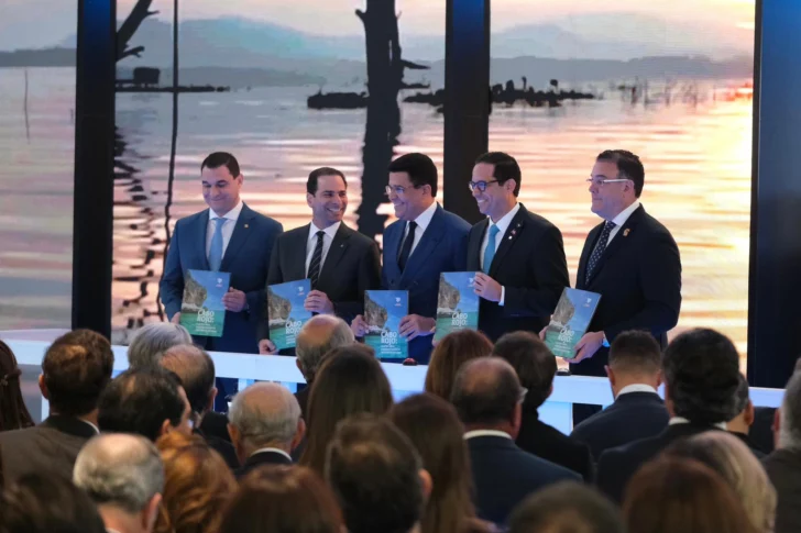 David Collado junto a líderes empresariales en un momento en la apertura de Fitur 2026 en Ifema Madrid.