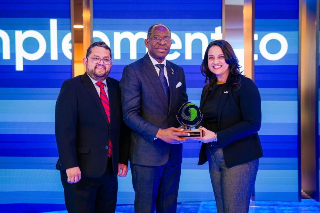 En el centro, el viceministro de Turismo de República Dominicana, Carlos Peguero, al recibir ambas presidencias.
