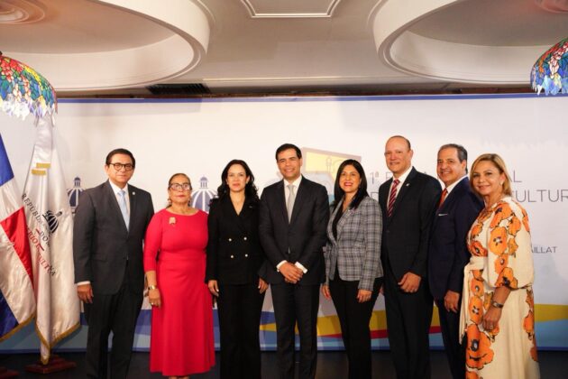 Personalidades que asistieron al anuncio de la primera Feria Regional del Libro y la Cultura Cibao