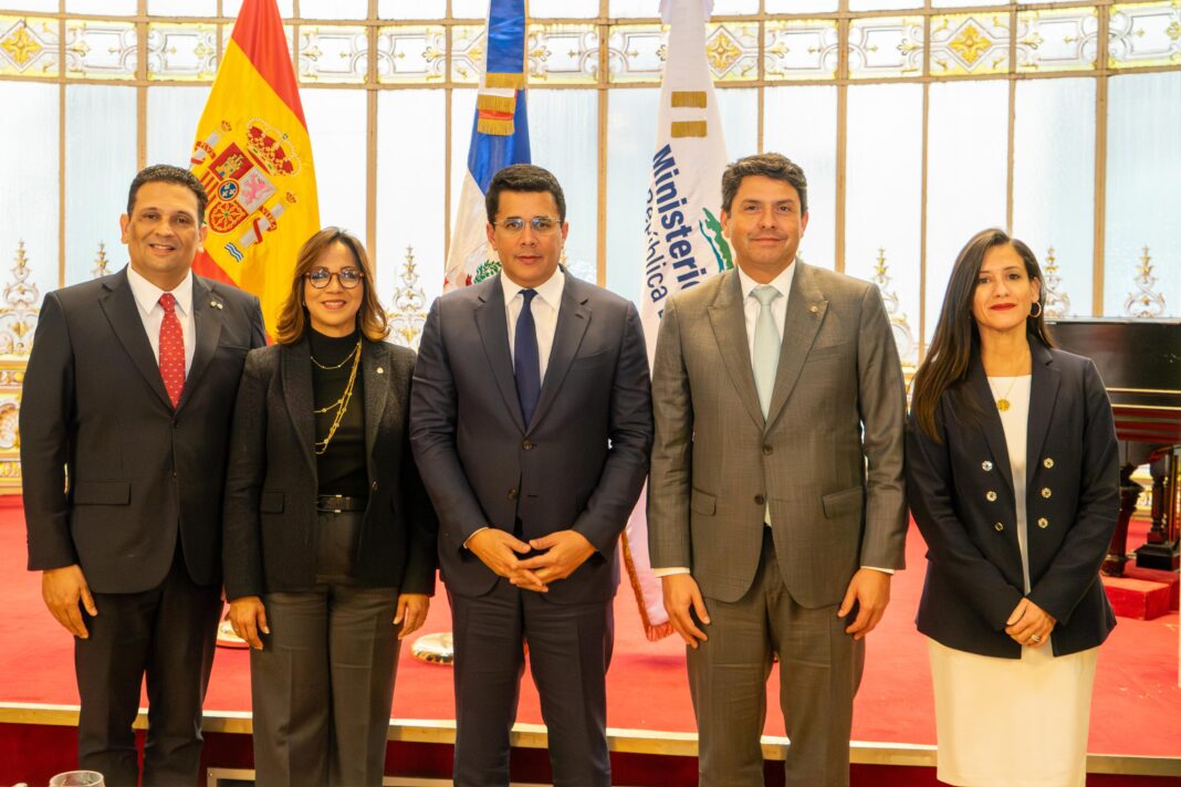 En el acto del Banco BHD figuran Ariel Pérez, Josefina Navarro, David Collado, Guillermo Méndez, Rosa Romero