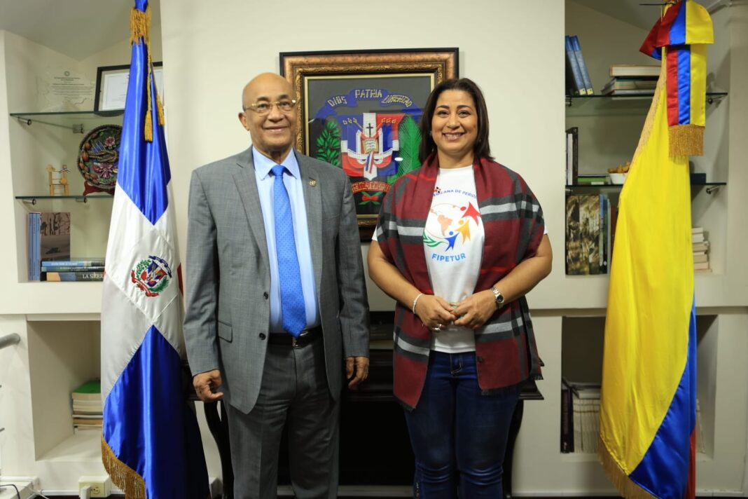 Félix Aracena Vargas,embajador plenipotenciario de la República Dominicana en Colombia y Yenny Polanco Lovera, presidenta de la Federación Iberoamericana de Periodistas de Turismo (Fipetur)