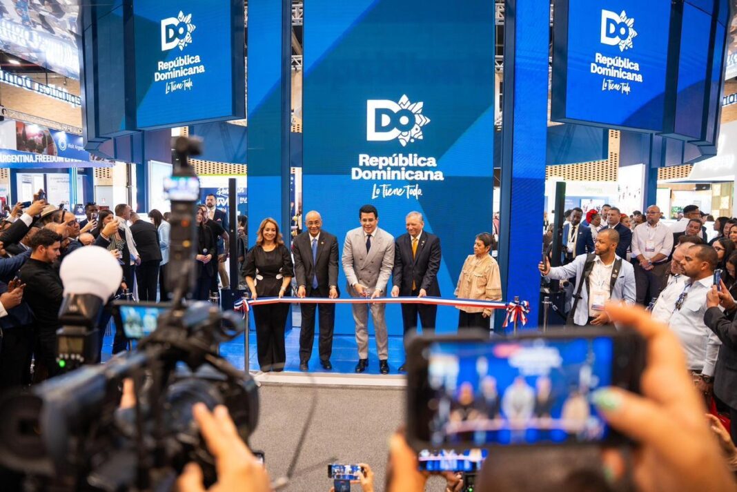 Momwento en que el ministro de Turismo dominicano, David Collado, corta la cinta dejando inaugurado el stand de República Dominicana en Anato 2026.