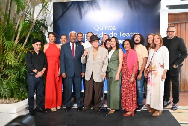 Parte de los actores que estar&aacute;n en la V Temporada de Teatro Banreservas junto a ejecutivos de Banreservas.