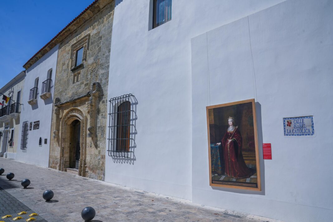 El Centro Cultural Taíno Casa del Cordón exhibe en su fachada la reproducción de la obra “Isabel la Católica”, cuyo original es un óleo sobre lienzo de Luis de Madrazo y Kuntz.
