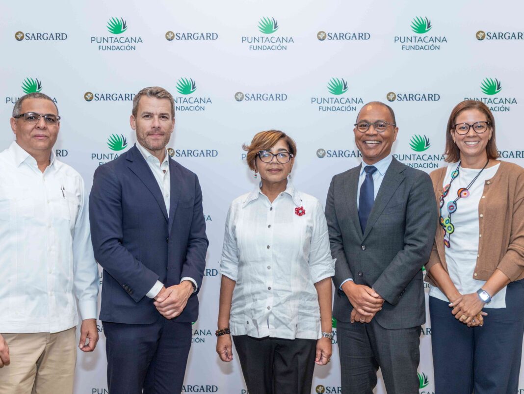 Darwin Munoz, Jake Kheel, Olaya Dotel, Melvin Asin y Sarah-Soriano al término de la reunión de la Fundación Puntacana y la Red Interuniversitaria de Investigaciones de Sargazo (Sargard).
