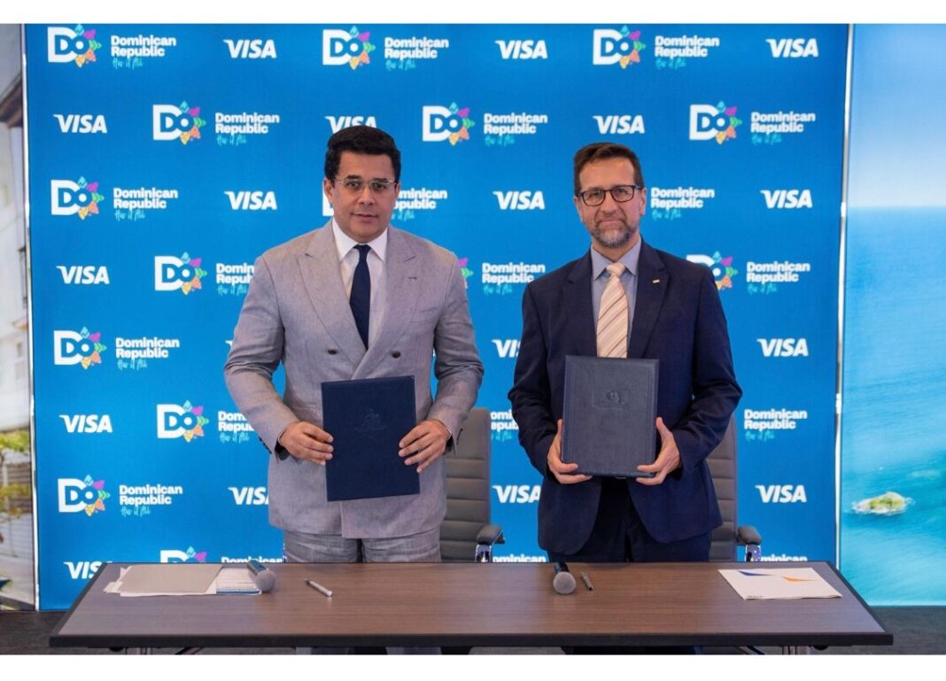 David Collado, ministro de Turismo de la República Dominicana y Jorge Lemus, Vicepresidente Senior y Gerente General para el Caribe y Centro América de Visa tras la firma del acuerdo interinstitucional