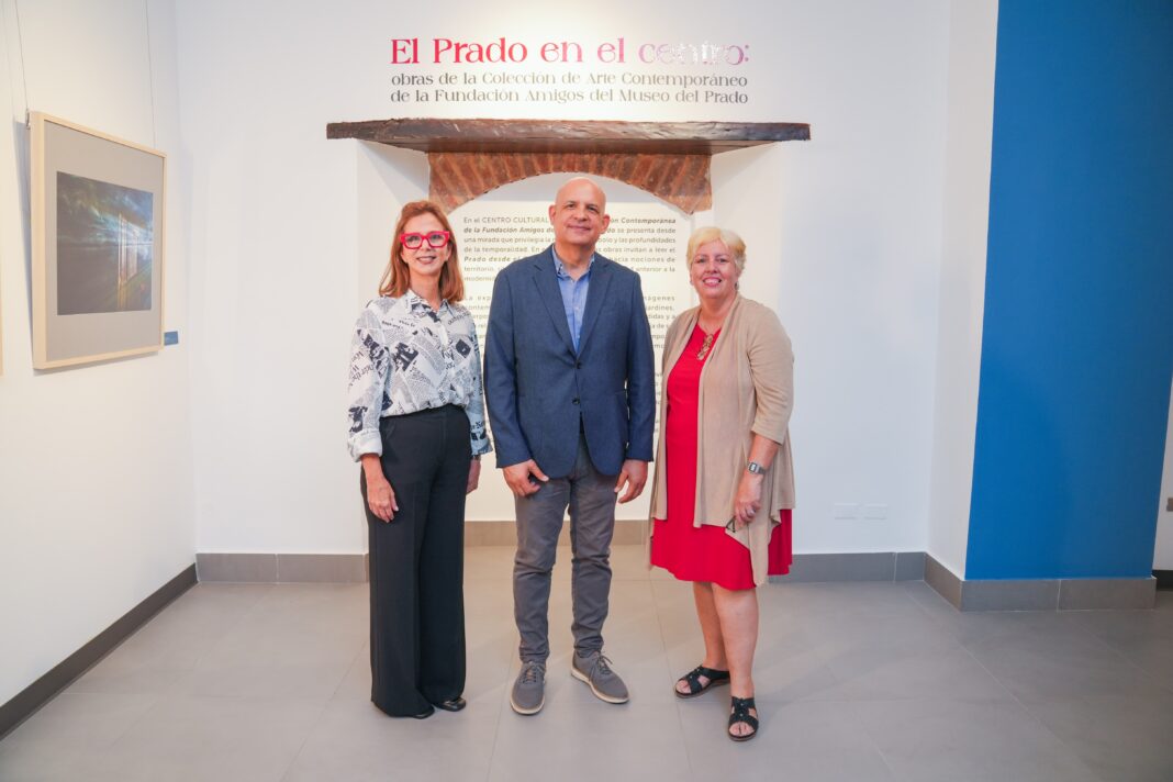 El Prado en el Centro. De izquierda a derecha, los señores Carmen Rita Cordero, José Enrique Delmonte y María Fals-Fors.