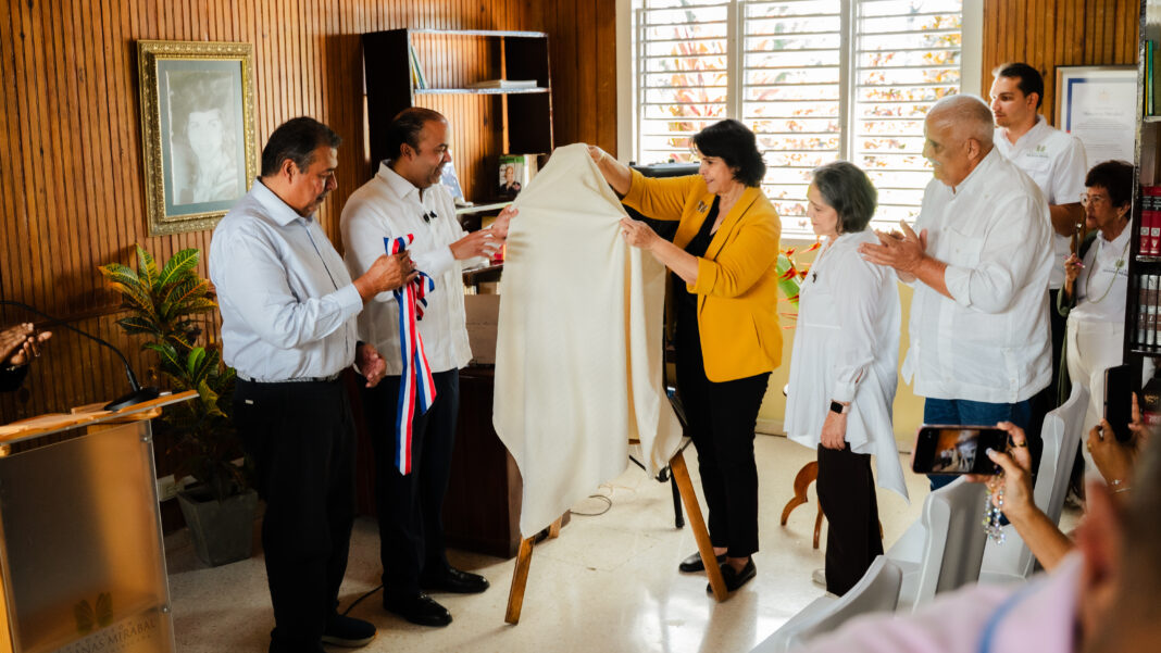 Momento de la develación de la obra “Bodegón”, realizada en 1949 por Minerva Mirabal, durante el acto de donación encabezado por Samuel Pereyra, presidente del Consejo de Administración de la Refinería Dominicana de Petróleo (Refidomsa), junto a miembros de la familia Mirabal y autoridades presentes en el Museo Hermanas Mirabal, en Ojo de Agua, Salcedo.