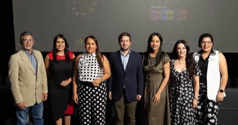 Ejecutivos de Caribbean Cinemas y Caribbean Educa y ejecutivos de las cuatro fundaciones beneficiadas, Foto suministrada.