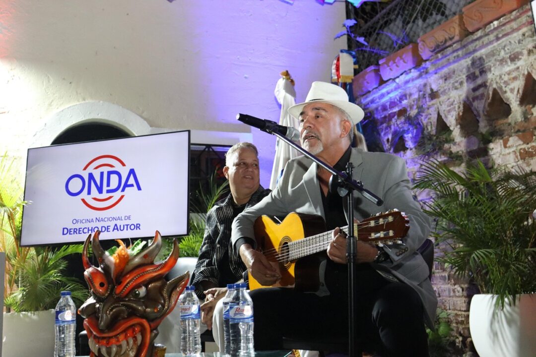 El compositor y cantante Charlie Mosquea actúa durante el acto efectuado en La Vega.