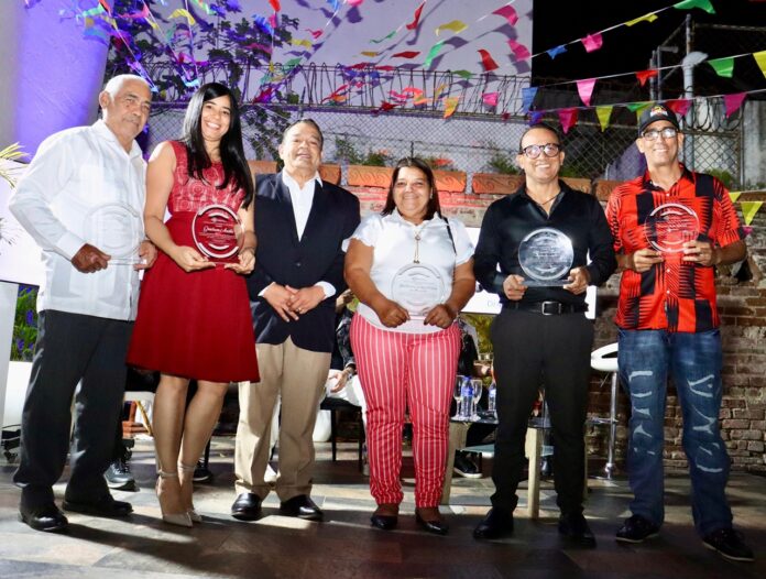 El director general de la ONDA junto a las personalidades reconocidas en La Vega. El director general de la ONDA junto a las personalidades reconocidas en La Vega.