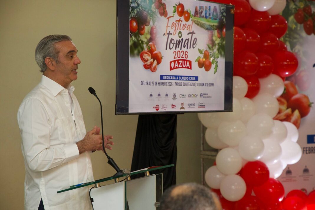 El presidente Luis Abinader durante la apertura del Festitomate Azua 2026