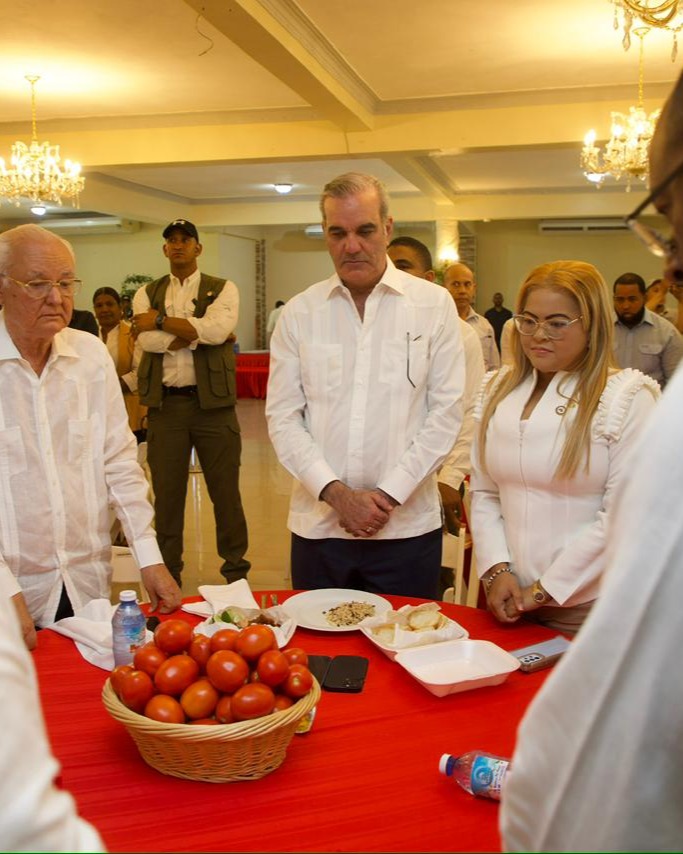 El presidente Luis Abinader durante la apertura del Festitomate Azua 2026 junto a la diputada Grey Pérez y Miguel Sánchez, representante de AFCONAGRO.