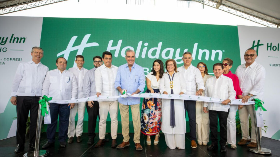 El presidente Luis Abinader, el ministro de Turismo, David Collado, funcionarios del gobierno y ejectuvivos del nuevo hotel Holiday Inn Puerto Plata – Cofresí Bay Area by IHG.
