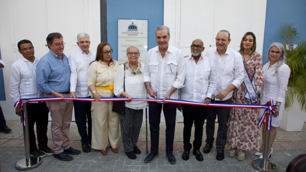El presidente Luis Abinader junto a líderes culturales y personalidades de Santiago al reinagurar la Casa de Arte Inc