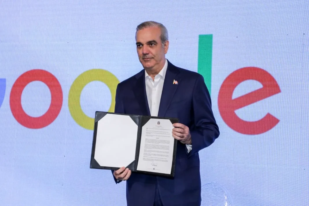 El presidente Luis Abinader muestra el acuerdo al que arribó con Google para la construcción del Puerto de Intercambio Digital en Santo Domingo