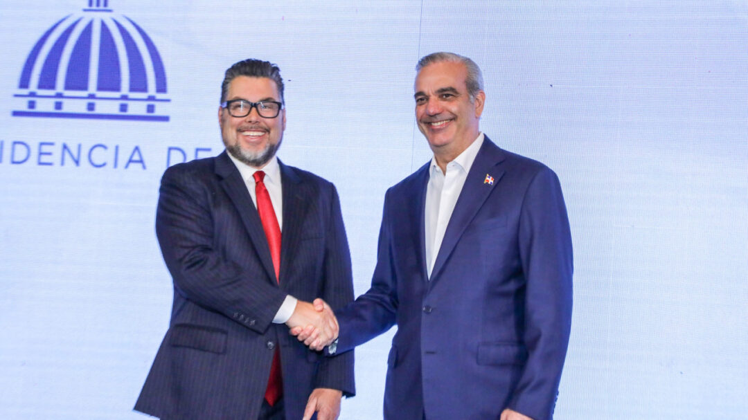 El vicepresidente de Infraestructura de Red Global en Google, Brian Quigle y el presidente Luis Abinader se saludan tras el anuncio de la construcción del Puerto de Intercambio Digital en Santo Domingo.