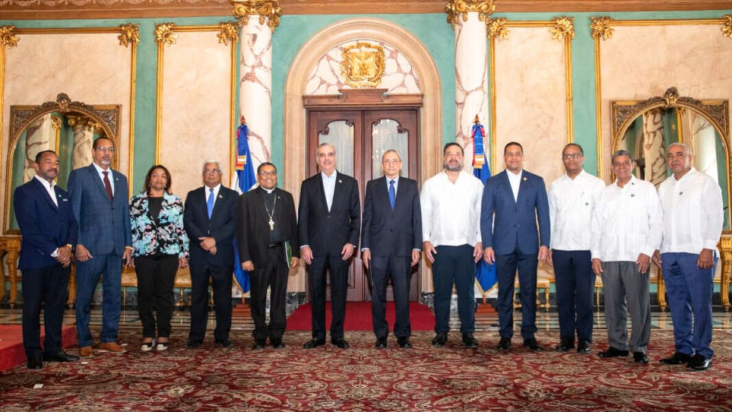 El presidente de la República, Luis Abinader, posa junto al Comité Gestor del Jardín Botánico de San Juan de la Maguana y funcionarios de su gobierno.