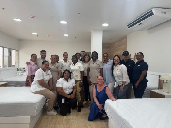 Estudiantes y profesiores posan al iniciar las laborres de la escuela de hosteler&iacute;a y turismo Javier Escarrer Juli&aacute;