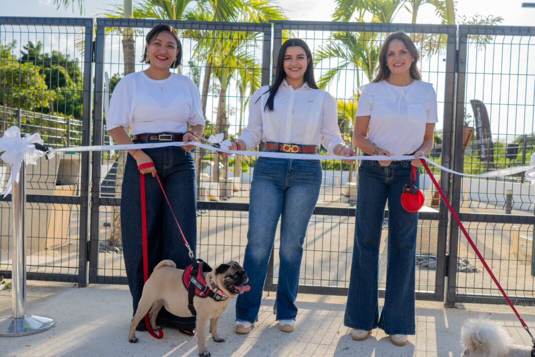 Rossy Santana, Lady Diana Martínez y Adriana Jiménez pasan en la inauguración de The Paw Zone, el nuevo parque canino de Playa Nueva Romana.