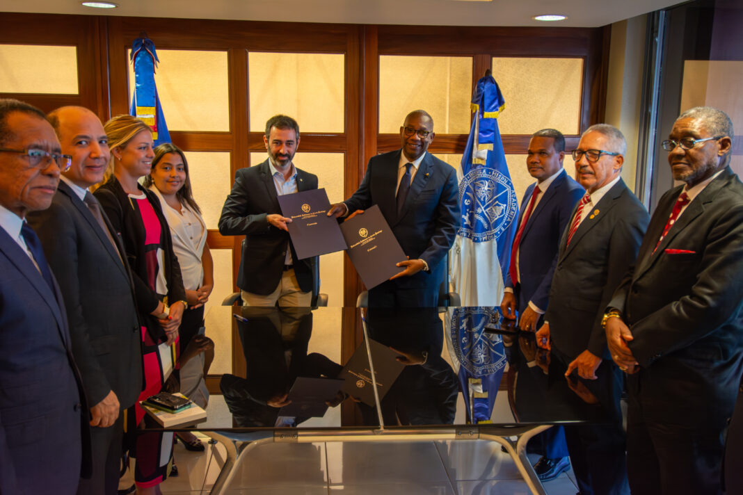 El acuerdo lo firmaron Alejandro Borrás, director de la Fundación Iberostar, y el maestro Editrudis Beltrán, rector magnífico de la UASD con una duración inicial de tres años que incluye una aportación de 90,000 dólares por parte de la Fundación Iberostar que será destinada a financiar las actividades de la colaboración.