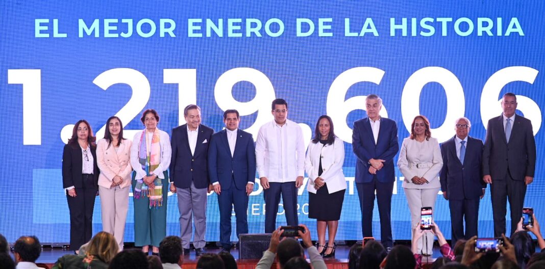 El ministro de Turismo dominicano, David Collado, al centro, junto al liderazgo de la industria turística local y funcionarios del MITUR ayer al presentar las estadisticas de enero del turismo dominicano.