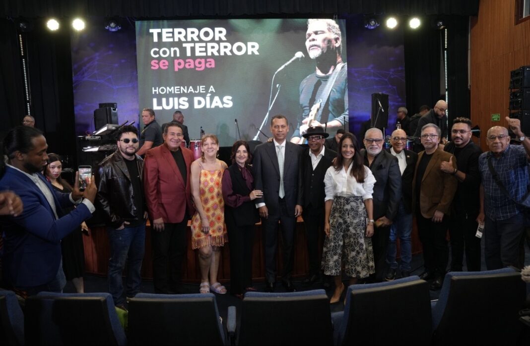 Durante el acto, el presidente del Indotel, Guido Gómez Mazara, entregó un reconocimiento a Laura Sklar, viuda de Luis Días, como muestra de gratitud institucional por su invaluable aporte a la música y la cultura dominicanas.
