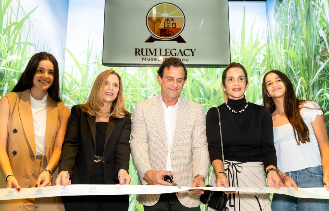 Sophia Pou Rodríguez, Lisette Fernández Brugal, Simon Fernández Brugal, Karla Rosales de Fernández,Karlotta Fernández Rosales durante la inauguración del Rum Legacy Museum & Shop Experience.