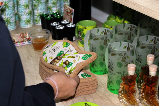 Parte de los souvenirs personalizados que se ofrecen en el &aacute;rea de tienda