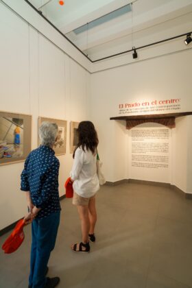La exposici&oacute;n en el Centro Cultural Ta&iacute;no Casa del Cord&oacute;n combina serigraf&iacute;as y fotograf&iacute;as.