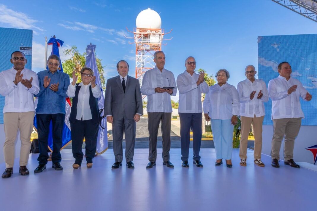El presidente Luis Abinader Corona; el ministro de la Presidencia, José Ignacio Paliza; el director general del IDAC, Igor Rodríguez Durán; de izquierda a derecha, el director ejecutivo del Departamento Aeroportuario, Víctor Pichardo; junto a otros funcionarios del ejecutivo y locales.