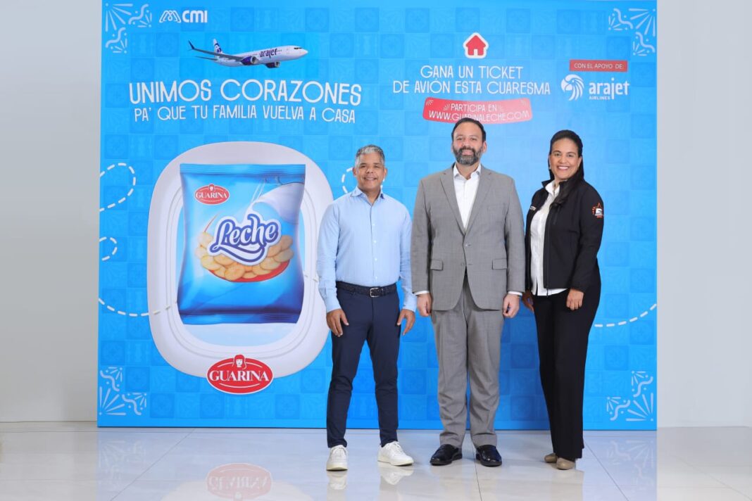 Krist Nuñez, José Gregorio Cabrera y Leslie Baez tras anunciar el acuerdo de Guarina Leche y Arajet Airlines.