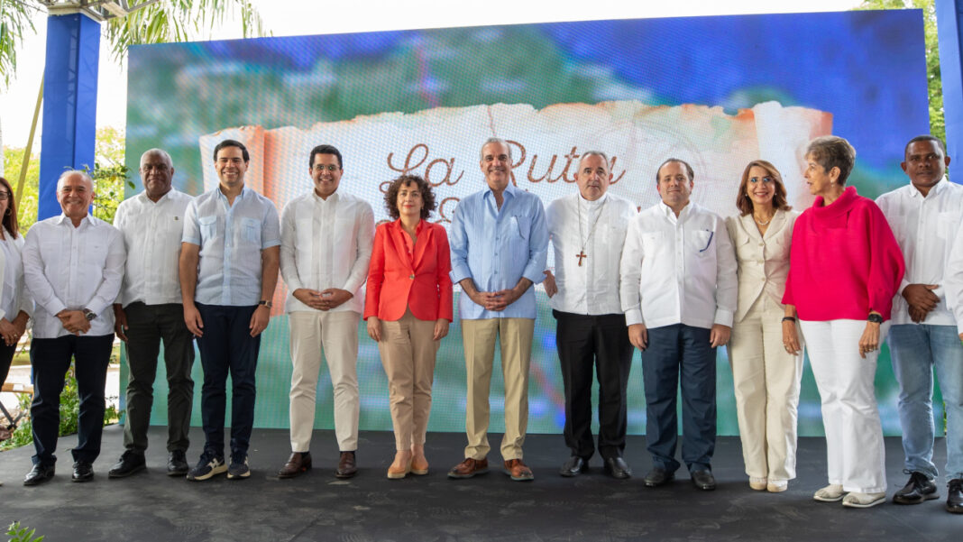 Luis Abinader junto a ministros de su gobierno y personalidades de Puerto Plata en el lanzamiento de La Ruta del Encuentro este domingo