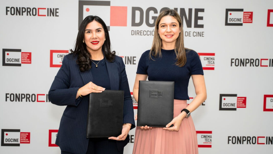 Marianna Vargas Gurilieva, directora general de la DGCINE e Ingrid Cruz Espinal, presidenta de ACU durante la firma del convenio.