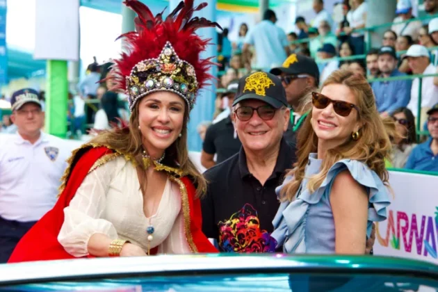 Marisela &Aacute;lvarez, la Reina del Carnaval de Punta Cana junto a Frank Rainieri y Paola Rainieri