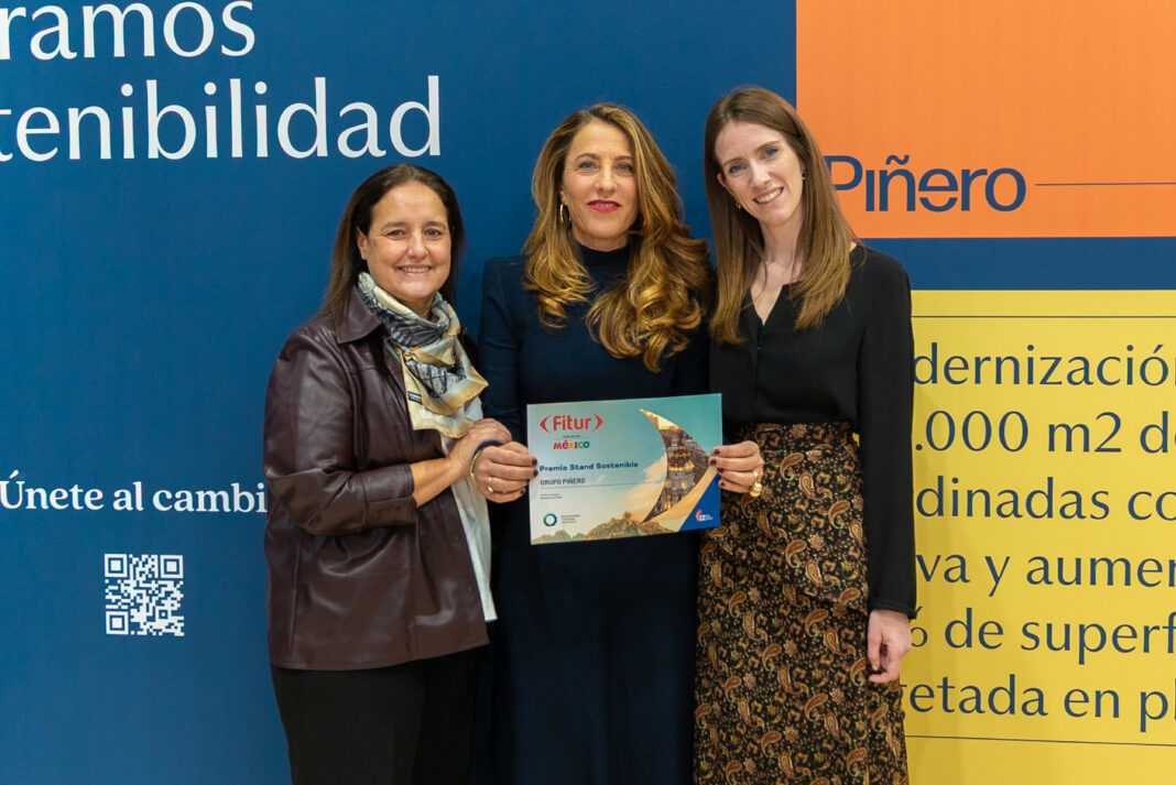 Piñero recibe el premio al Stand Sostenible durante FITUR
