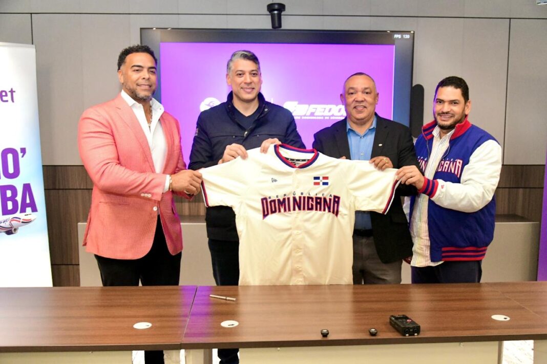 Tras la firma del acuerdo posan para la prensa Víctor Pacheco, CEO de Arajet; Juan Núñez, presidente de FEDOM; Nelson Cruz, gerente general del equipo dominicano que participará en el Clásico Mundial de Béisbol 2026 y Miguel Medina, CEO de Grupo de Medios Panorama, entidad que representa la comercialización de Fedom.