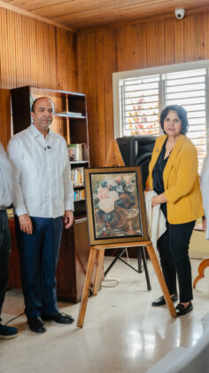 1. Samuel Pereyra, junto a Minou Tavarez Mirabal, durante la develaci&oacute;n de la obra &ldquo;Bodeg&oacute;n&rdquo;, realizada en 1949 por Minerva Mirabal, donada al Museo Hermanas Mirabal en Ojo de Agua, Salcedo.